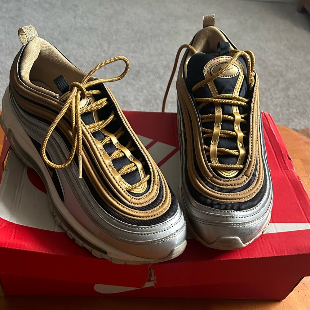 NIKE 97 AIR MAX Women’s size 9!